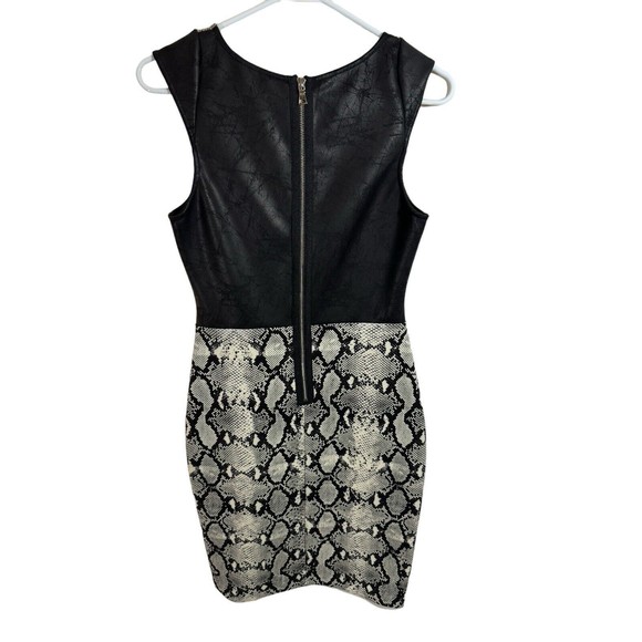Snake Print Weston Black White Sheath Dress M Scuba Isela Cap Sleeve $158 - Picture 7 of 7